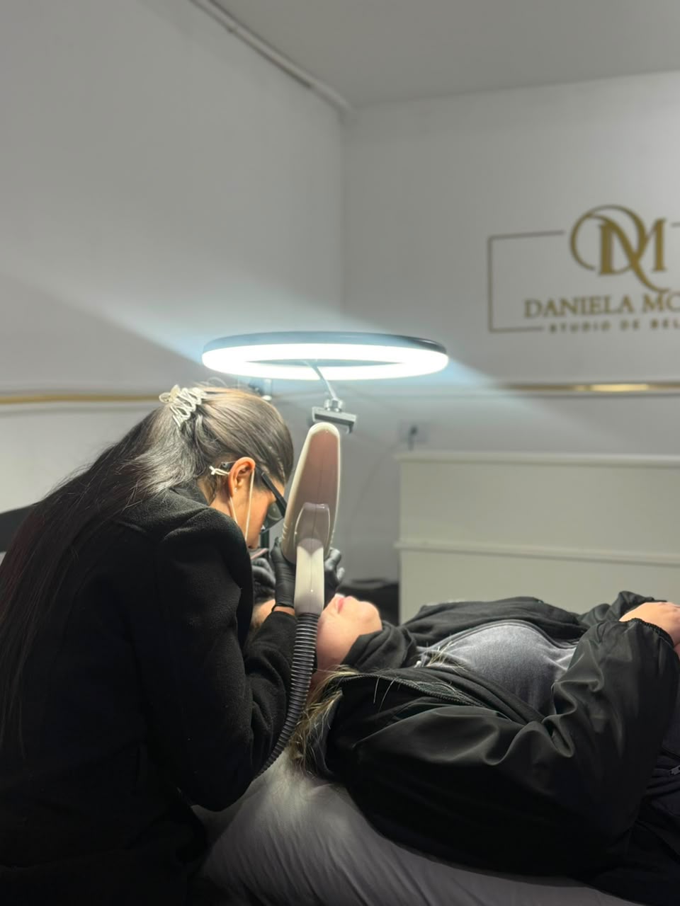 Daniela Moura realizando procedimento de remoção a laser no Studio
